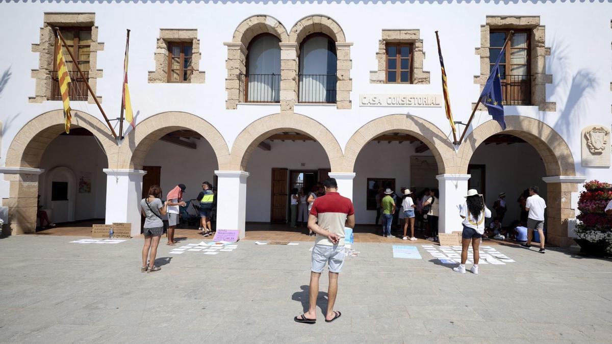 Fachada del Ayuntamiento de Santa Eulària. | TONI ESCOBAR