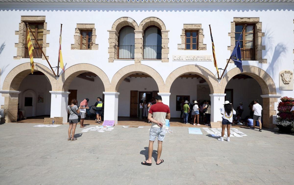 Fachada del Ayuntamiento de Santa Eulària. | TONI ESCOBAR