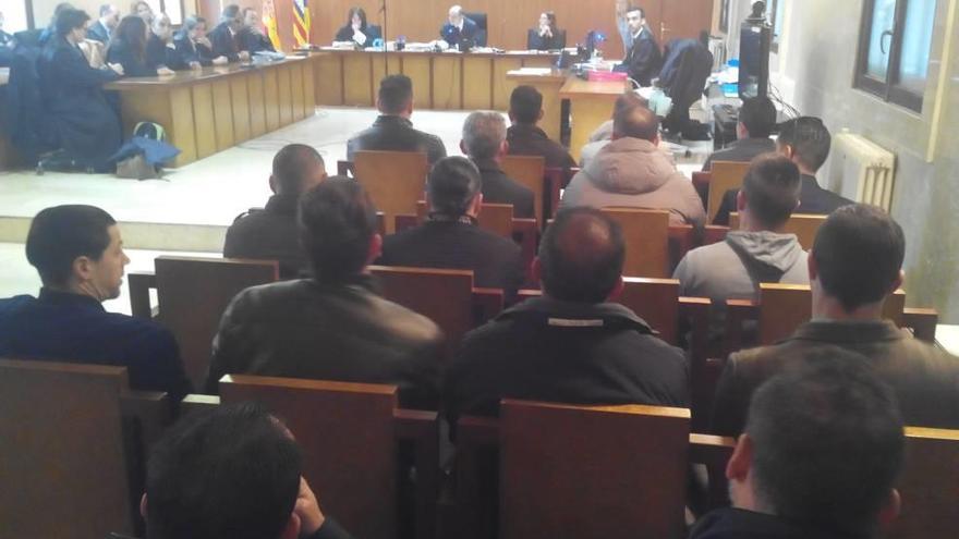 Los supuestos miembros de la banda de narcos, ayer en la Audiencia Provincial de Palma.