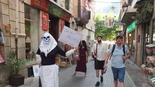 La activista mallorquina Madò Farta llama a «tomar la fresca» en la plaza de España de Palma el 29 de agosto