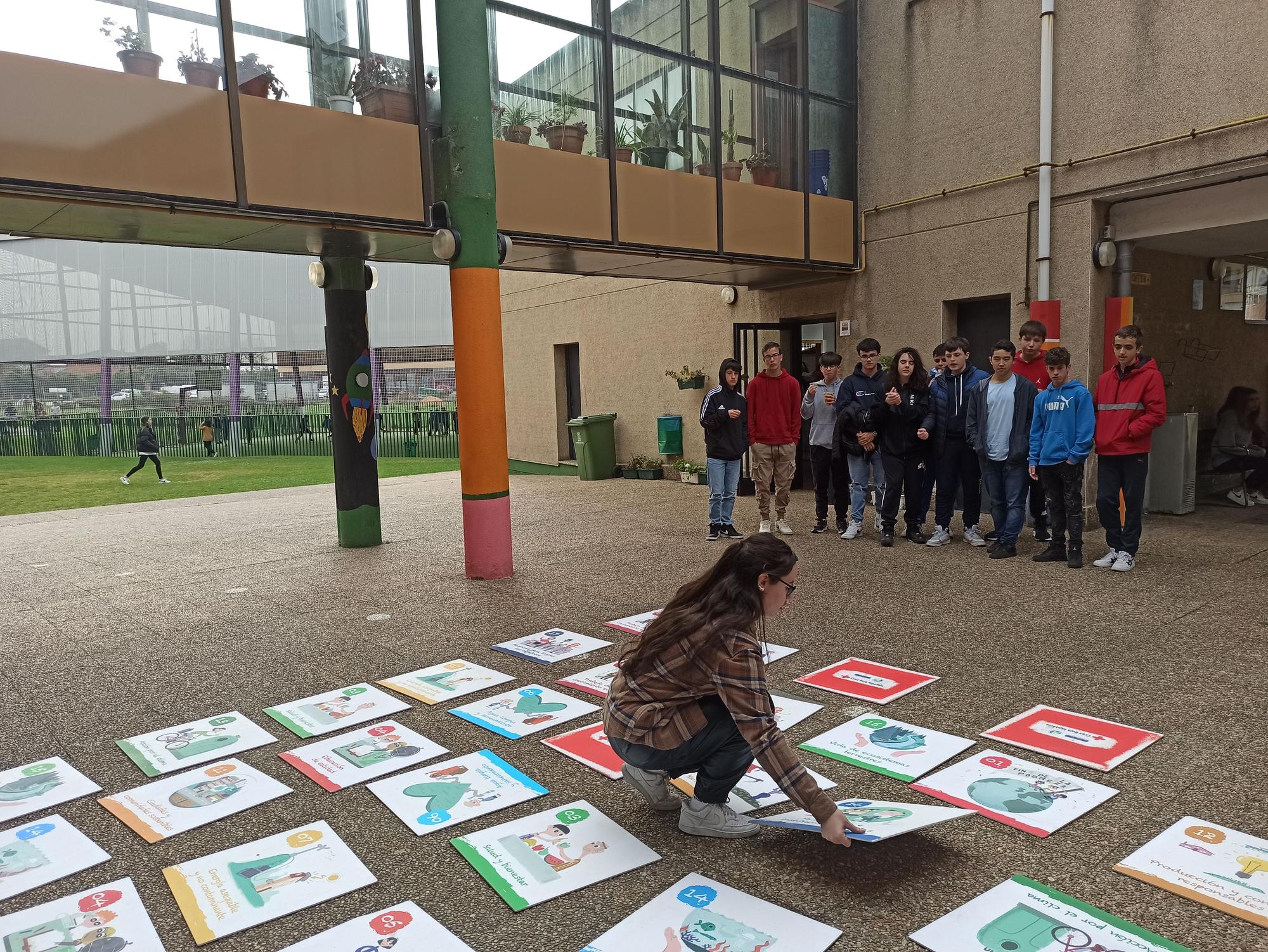 El alumnado del IES de Llanera se pone en la piel de migrantes y refugiados en la Semana Cultural: "Te das cuenta de que no es lo mismo aquí que allí"