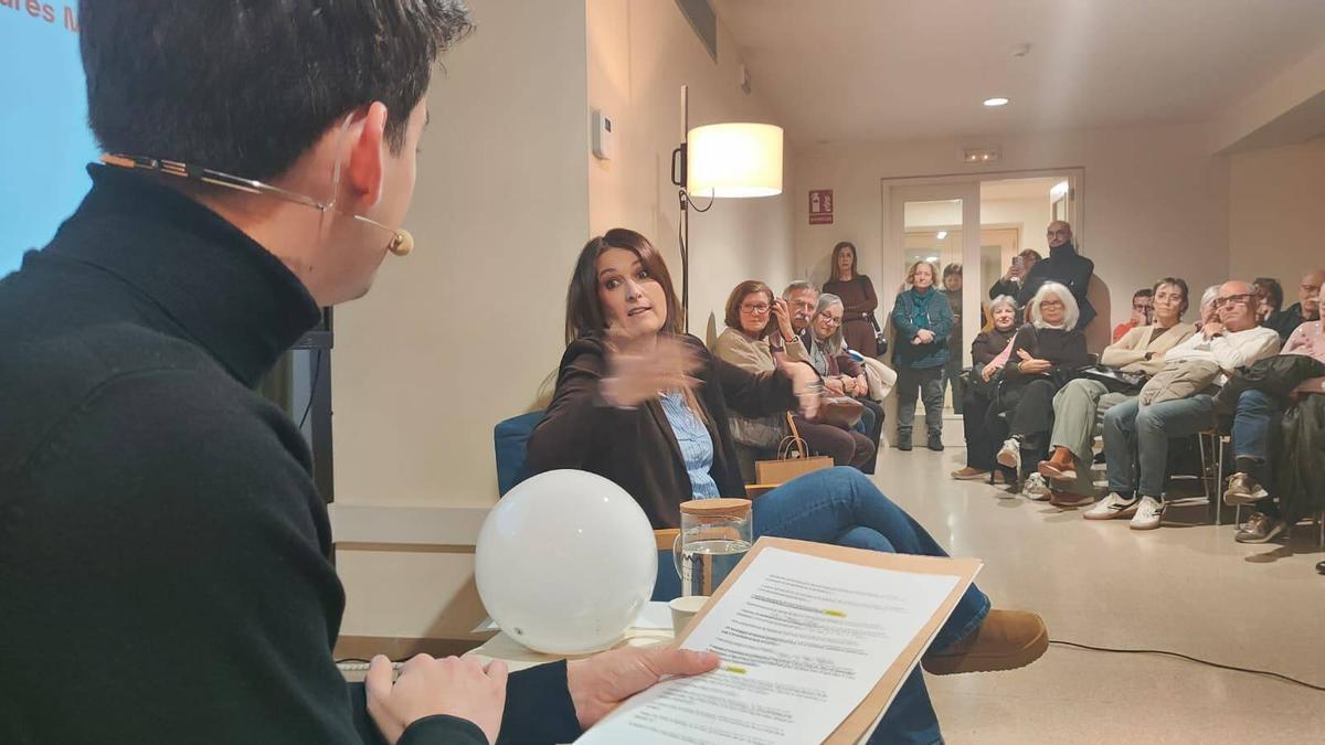 Laura Fa, la primera convidada del 2026 al Cicle Pessics de VIda de Manresa, entrevistada per Arnau Espigares