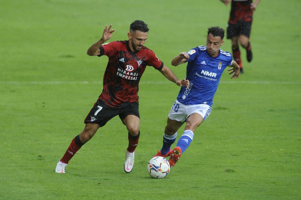 El partido entre el Mirandés y el Real Oviedo, en imágenes