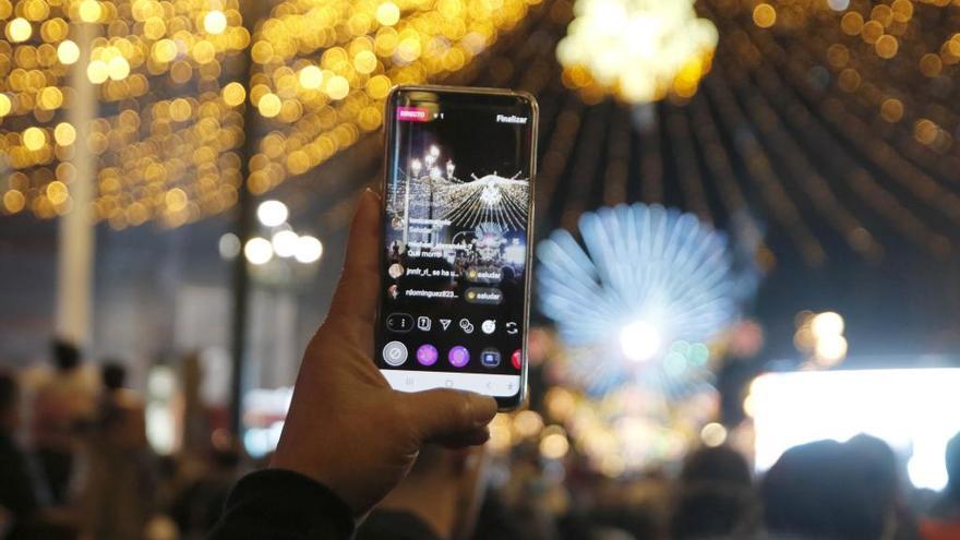 Un turista fotografía las luces de Vigo. // A. Villar