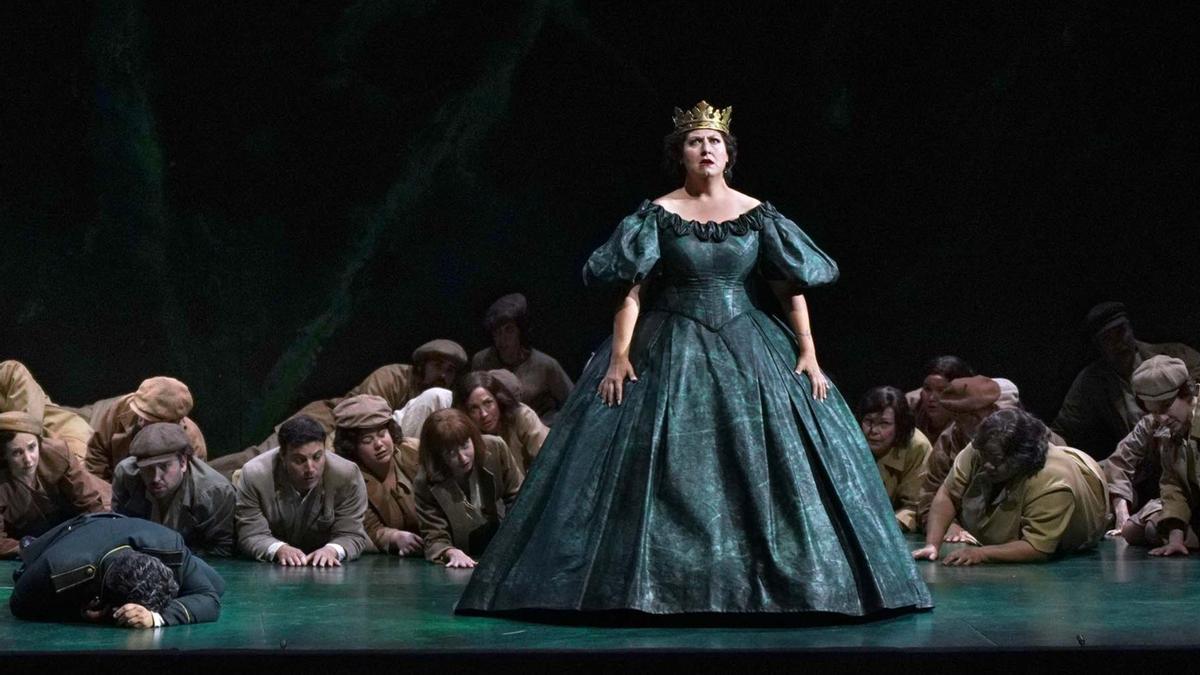 La soprano Anna Pirozzi en el papel de Abigaill en 'Nabucco', con el coro del Teatro Real