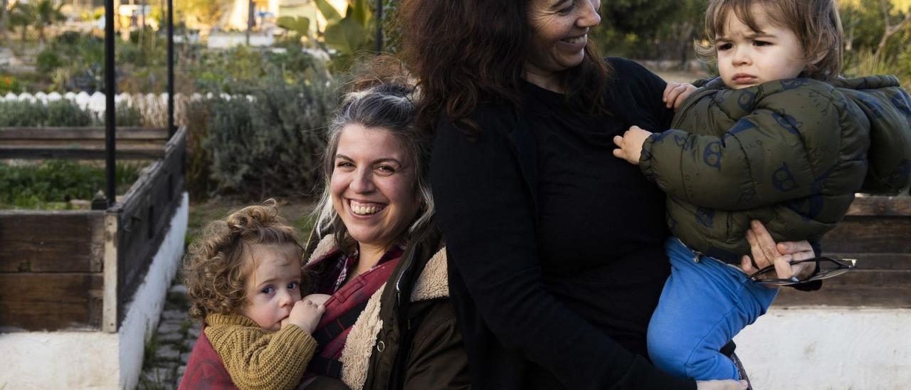 Mara da el pecho a su hija Antonina junto a Carmen y su hijo Álex, hace unos días en el parque Cabanyal Horta, en València. | GERMÁN CABALLERO
