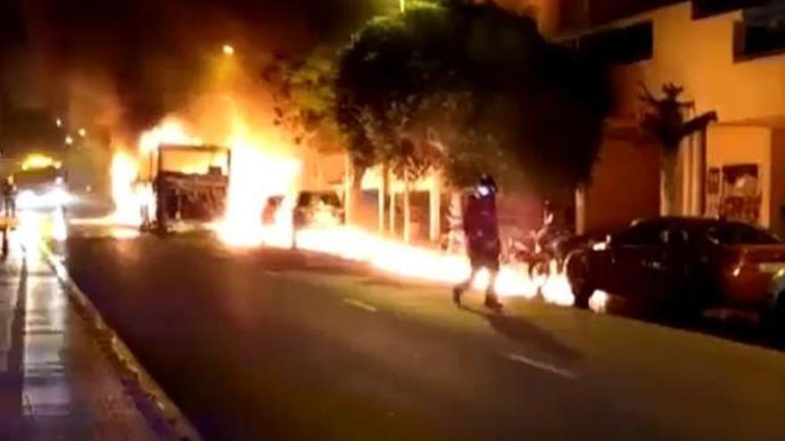 El incendio de un autobús se propaga al intentar apagarlo con agua