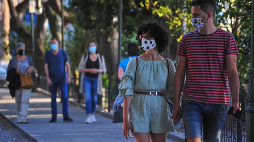 Gente con mascarilla pasea por Cambados