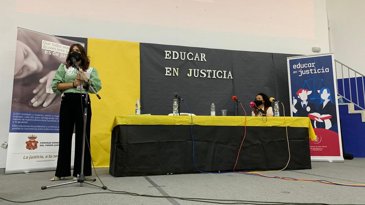 Estudiantes de bachillerato del IES Pedro de Valdivia de Villanueva reciben una charla dentro del programa Educar en justicia&#039;.