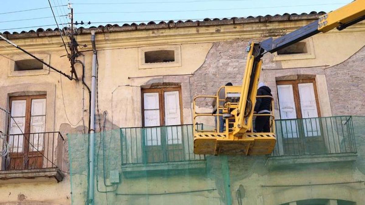 Treballs de sanejament i estabilització d'elements de la façana de l'edifici