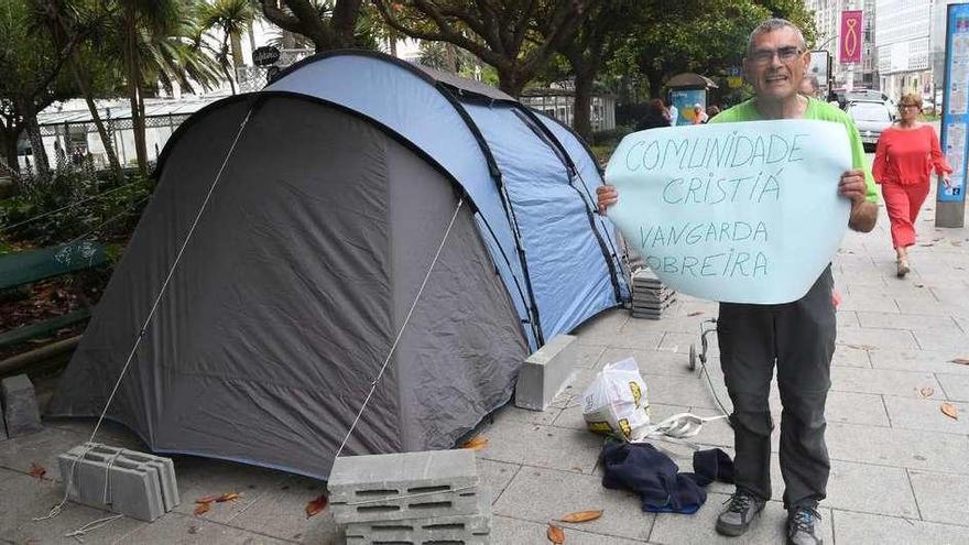 Un hombre acampa en los Jardines de Méndez Núñez, ayer.