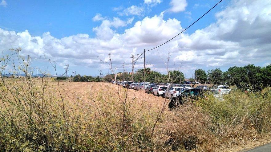 Vehículos en un parking alternativo sin ningún tipo de autorización.