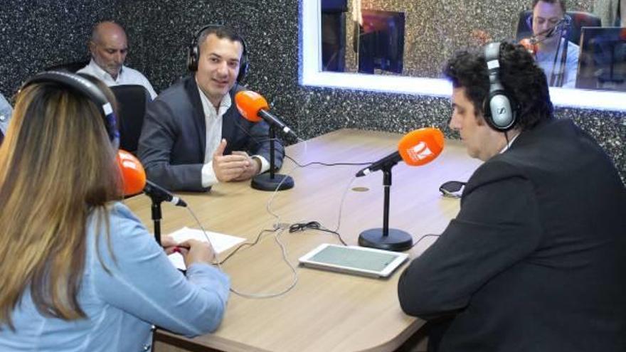 El alcalde, Jordi Juan, y el concejal de Comunicación, Enric Chofre, en la radio el día de su inauguración.