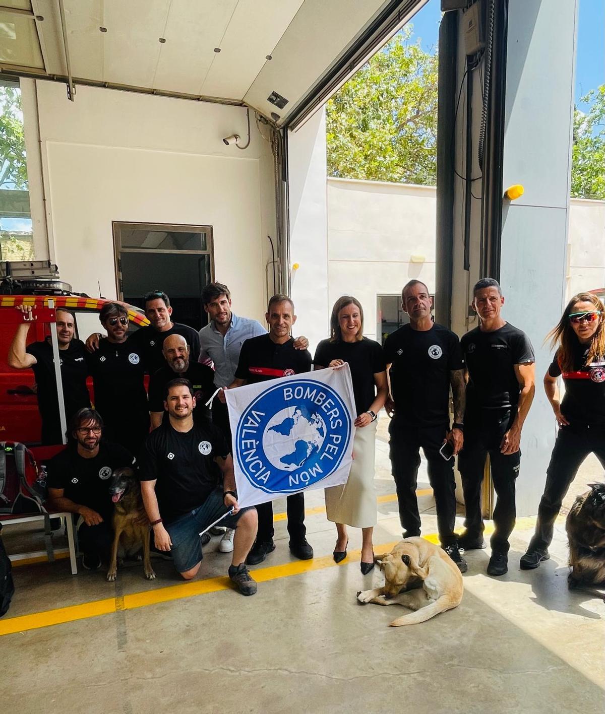 Catalá visita el dispositivo de 'Bombers pel món'.