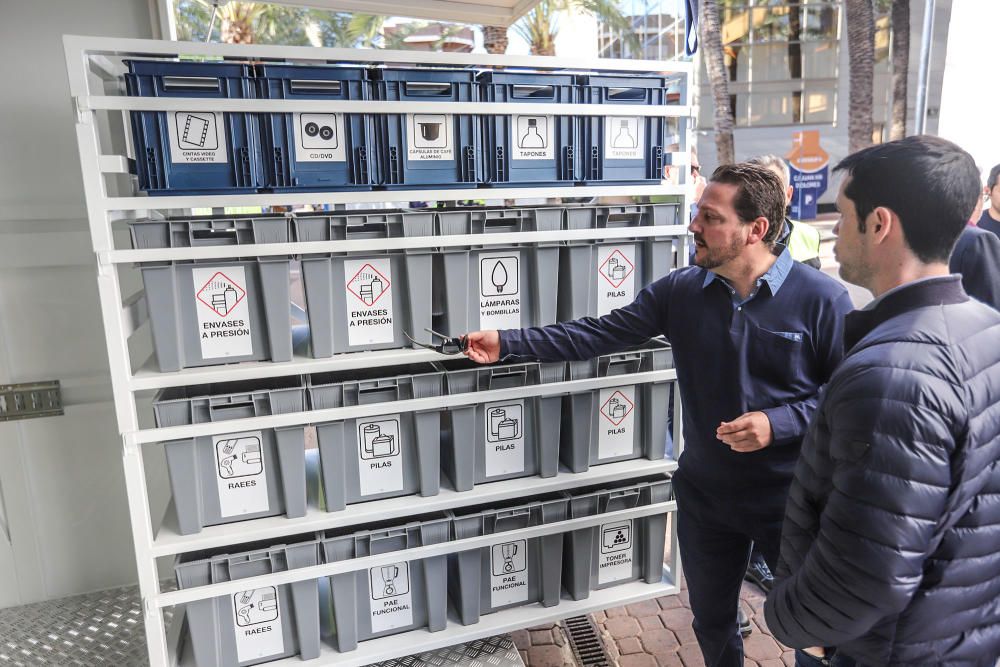 La instalación recorrerá los 27 municipios de la Vega Baja desde el 10 de diciembre para recoger residuos que habitualmente no se reciclan en los contenedores convencionales, desde memorias USB, hasta