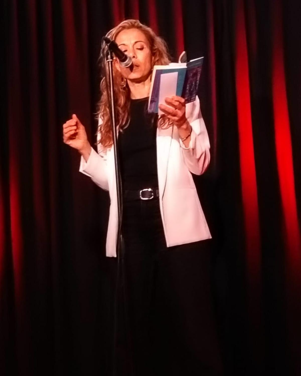 La autora Lourdes Alhajas participa de la sesión 'Palabra de mujer'