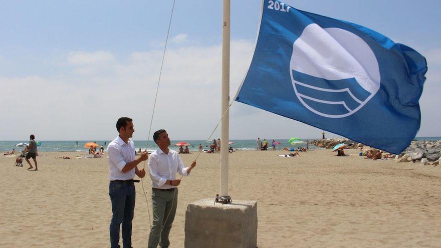 Miguel Díaz y José Bernal izan la bandera.