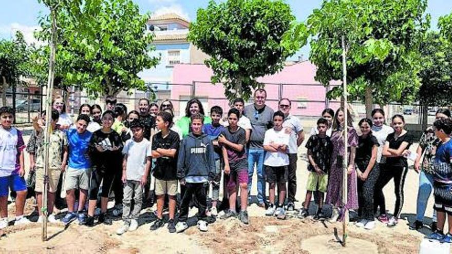 Alumnos del Severo Ochoa con sus árboles. ayto.san javier