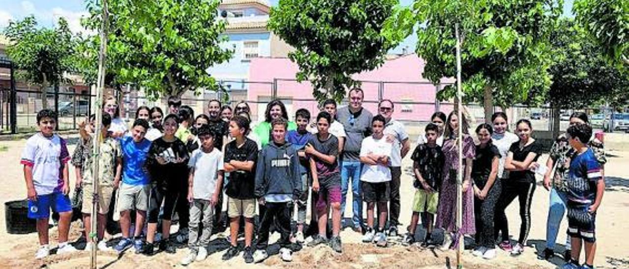 Alumnos del colegio Severo Ochoa de San Javier plantan árboles por el planeta