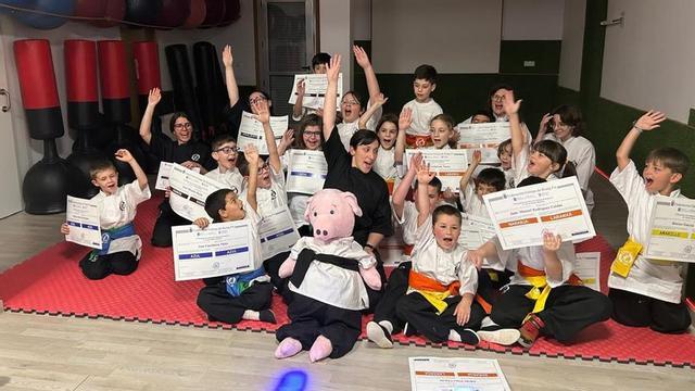 Foto de familia de todos los deportistas distinguidos en el Club Kung Tai de Lalín.