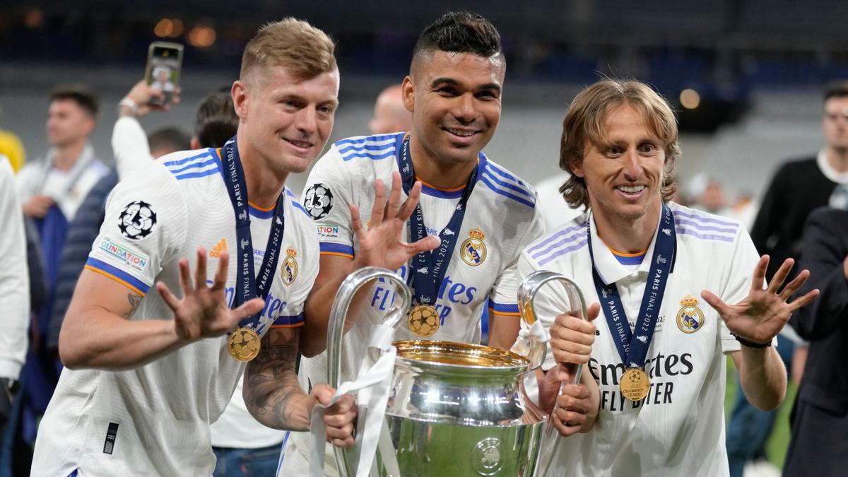 Toni Kroos, Casemiro y Luka Modric, tras ganar su quinta Champions en 2022.