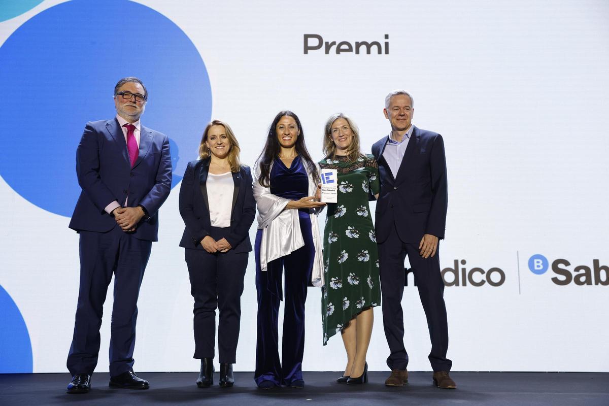 El premio a Empresa +Innovadora ha sido para Peptomyc. Jörg Klumbis (CFO), Marie-Eve Beaulieu (CSO) y Laura Soucek (CEO) recogen el premio de manos de Alfonso Álvarez, CEO de Cellnex España, y Natàlia Mas, consellera de Economia