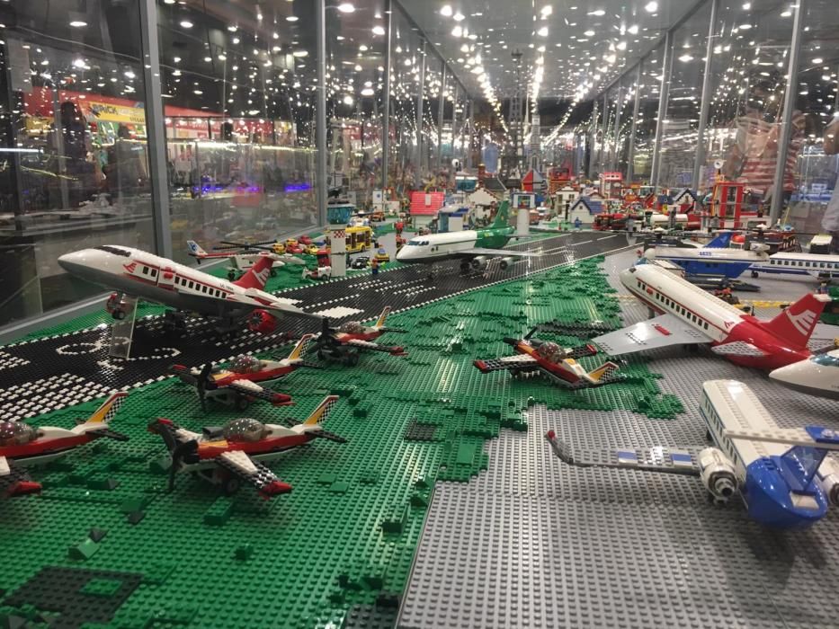 Desde el 16 de junio y hasta que acabe el verano, el 22 de septiembre, la muestra de maquetas de Lego podrá visitarse en el Muelle Uno de Málaga capital.