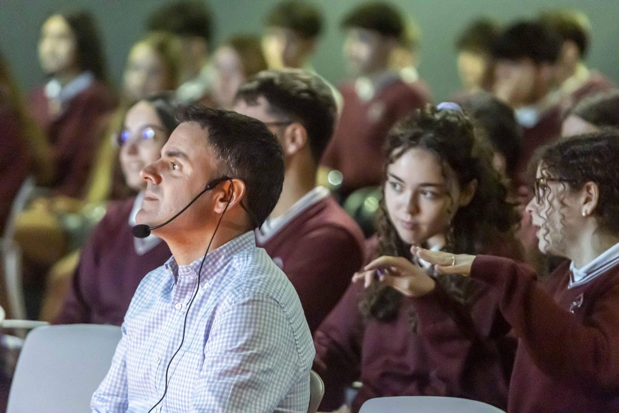 EN IMÁGENES | Juan Díaz y Sergio Serrano de ASINCAR, terceros ponentes en la II Semana de la Innovación de LA NUEVA ESPAÑA: “Acercamos la ciencia a la sociedad”