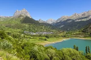 El pueblo con más bares por habitante de España: una joya del Pirineo con una iglesia gótica del XVI y un puente medieval