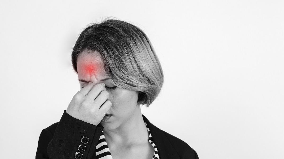 La fiebre y el dolor de cabeza son algunos de los síntomas de la encefalitis.