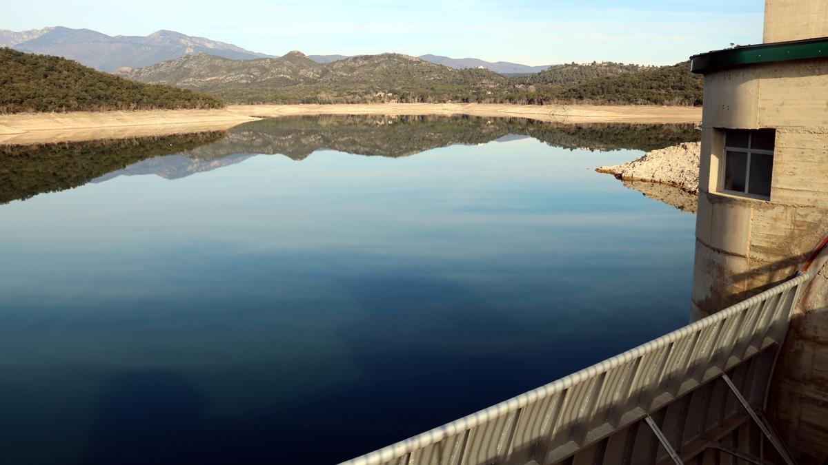 Vista del pantà de Darnius-Boadella des de la presa, un dels afectats per l&#039;alerta