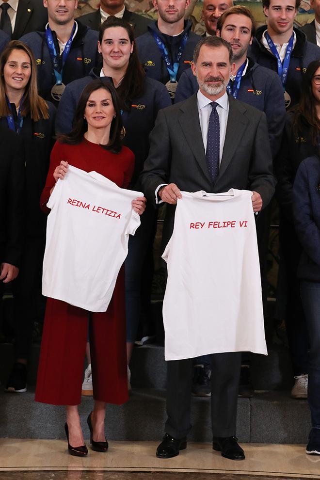 La reina Letizia y el rey Felipe VI posan con unas camisetas con su nombre