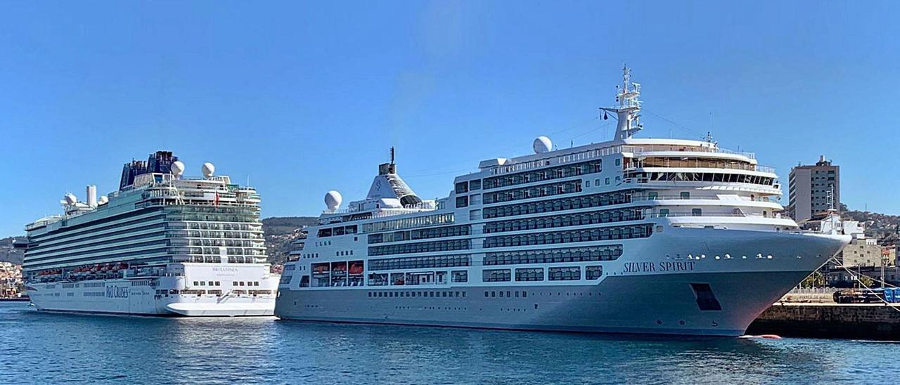 Los cruceros “Britannia” y “Silver Spirit”, ayer, en Vigo