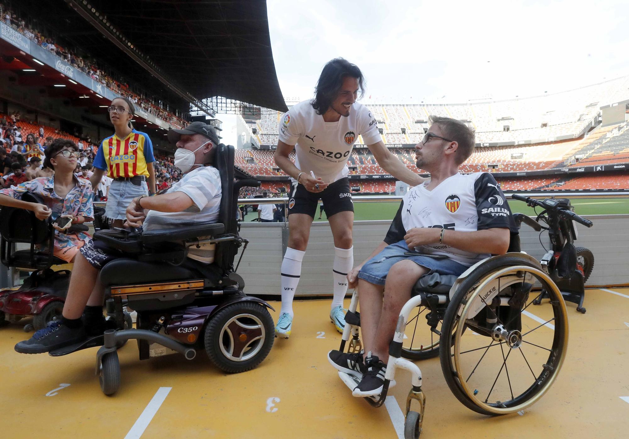 'Cavanimanía': Locura de la afición para dar la bienvenida a los fichajes del Valencia