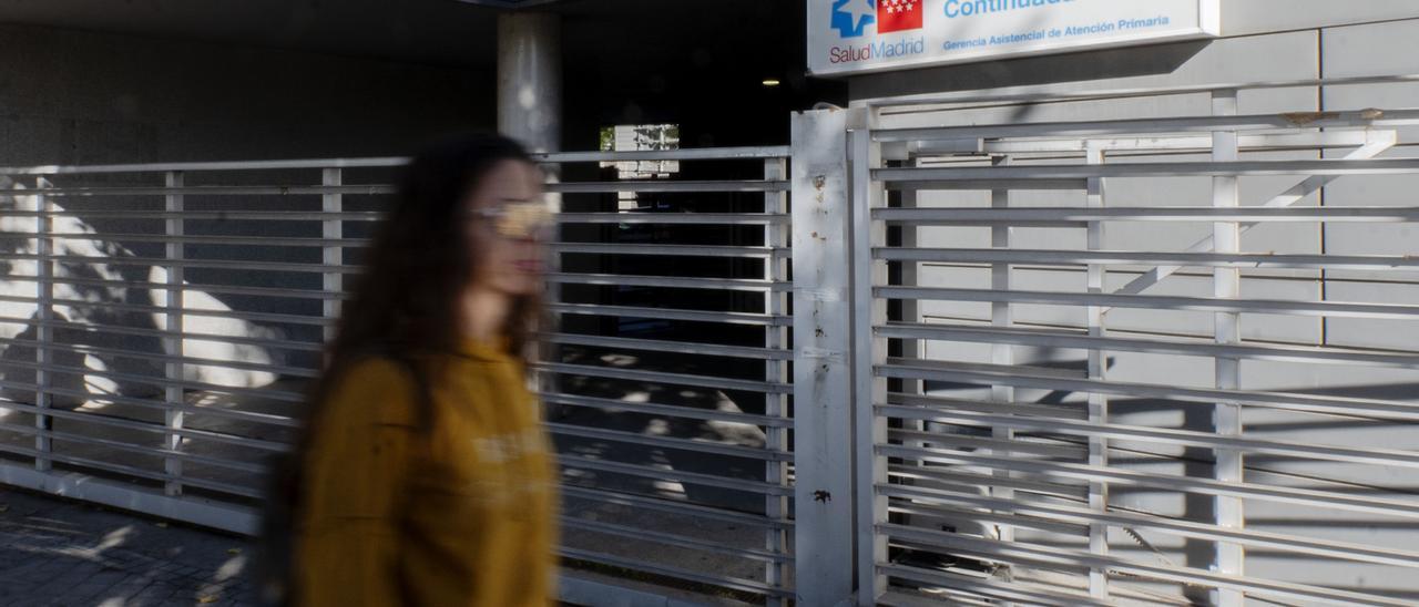 Una mujer pasa por delante del centro de urgencias de Pirámides (Madrid), que se mantiene cerrado.