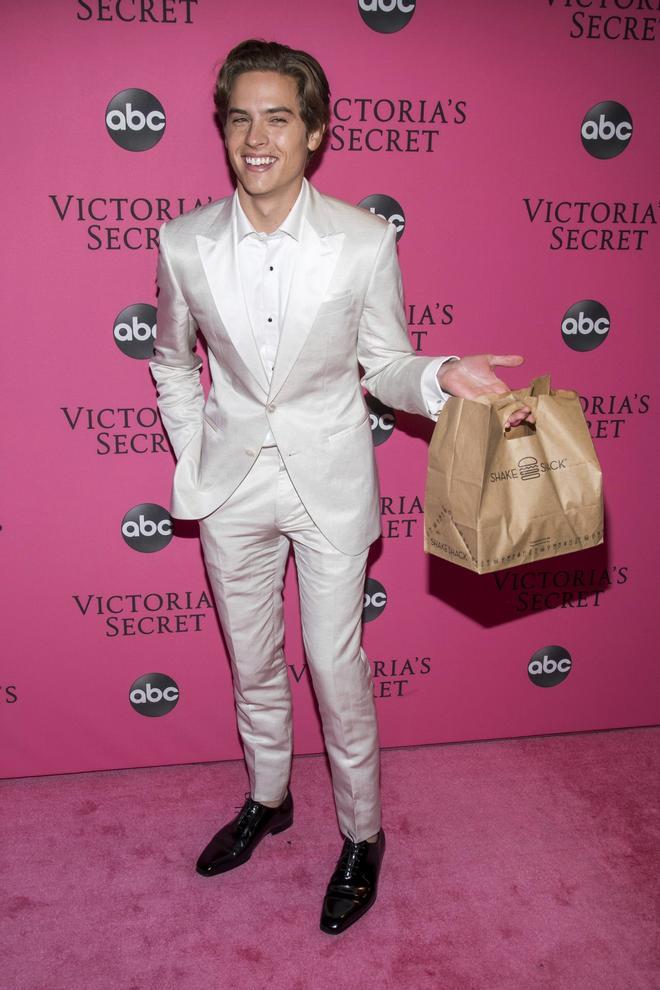 Dylan Sprouse lleva hamburguesas al desfile de Victoria's Secret