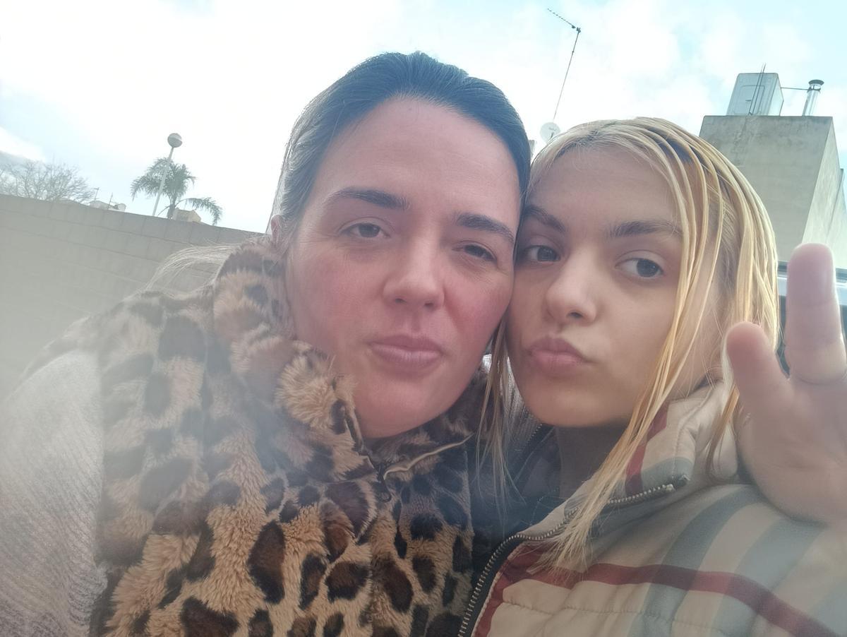 Nerea y su madre Anuska, en una imagen reciente facilitada por la familia.
