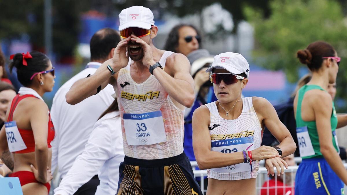 Álvaro Martín anima a María Pérez durante la prueba de marcha por relevos mixtos en los Juegos Olímpicos de París 2024