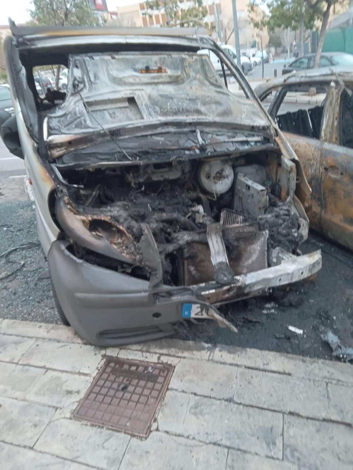 Los vehículos adyacentes también se vieron afectados por el fuego. Los vehículos adyacentes también se vieron afectados por el fuego.
