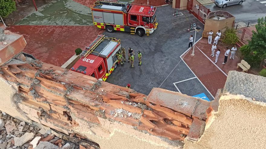 La caída de un rayo provoca el derrumbe de parte del tejado de la residencia San Basilio de Murcia