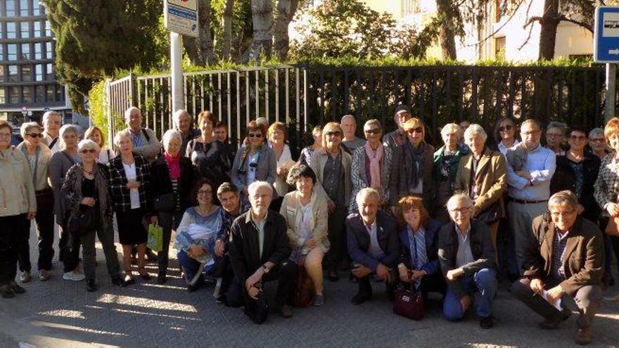 Seguidors de Raimon es van congregar ahir davant del Peguera de Manresa per marxar amb autocar i assistir a un dels últims concerts del cantautor