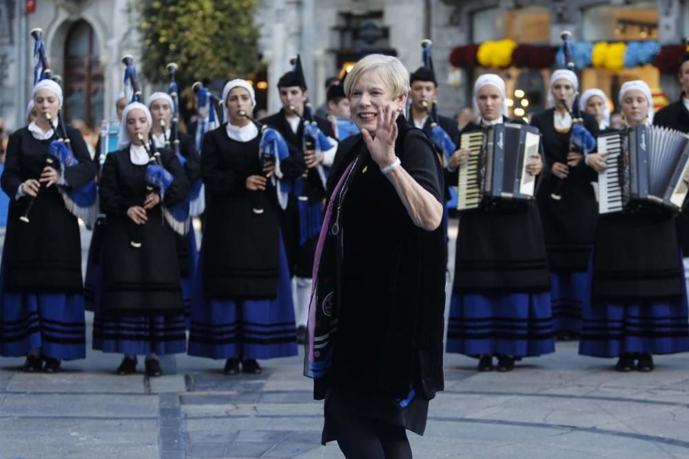 Desfile de los Reyes, personalidades y premiados en la alfombra azul