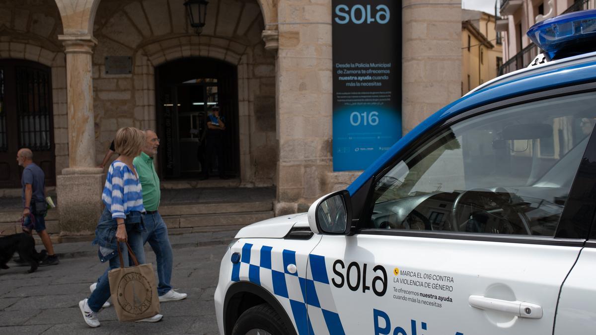 Detalle del vinilo con la leyenda &quot;S016&quot; en un coche patrulla de la Policía Local.