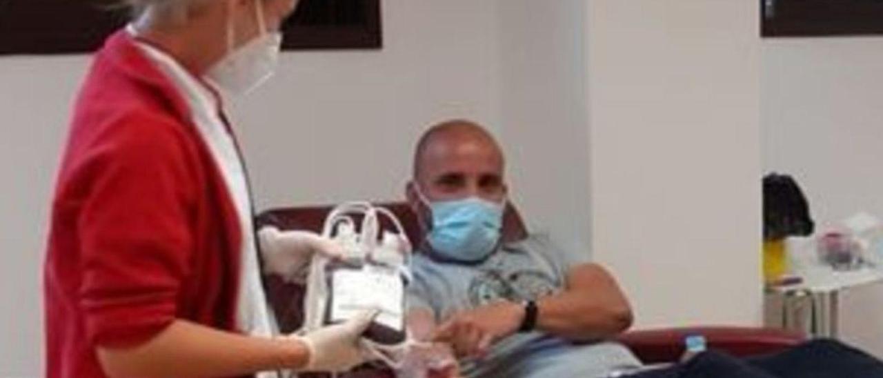 Un ciudadano dona sangre en una sala de extracción.