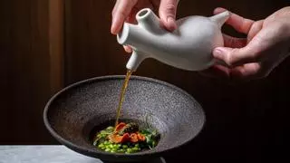 Es momento de guisantes del Maresme: aquí tienes una receta para hacerlos erizo de mar y caldo de cebolla
