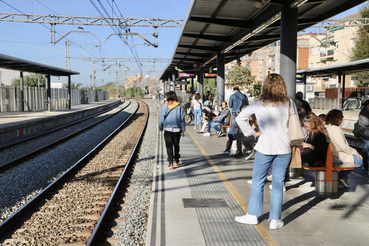 Viajeros esperando el tren en el andén de la estación de Gavà, este miércoles