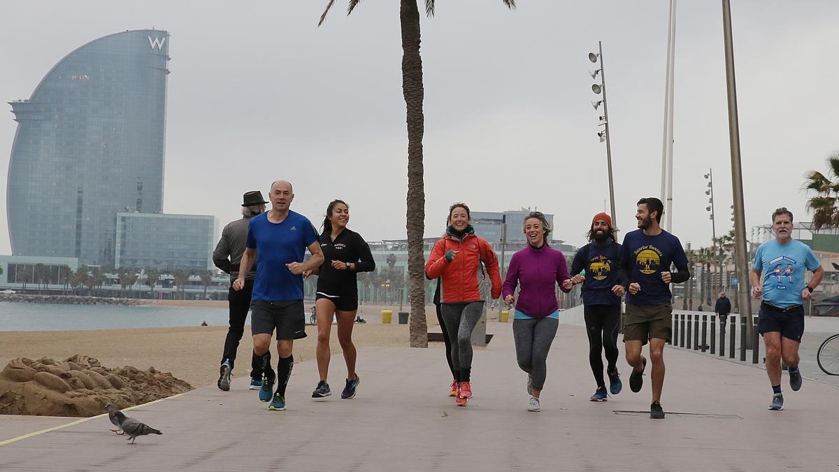 Un grupo de corredores trota por la Barceloneta, en 2019