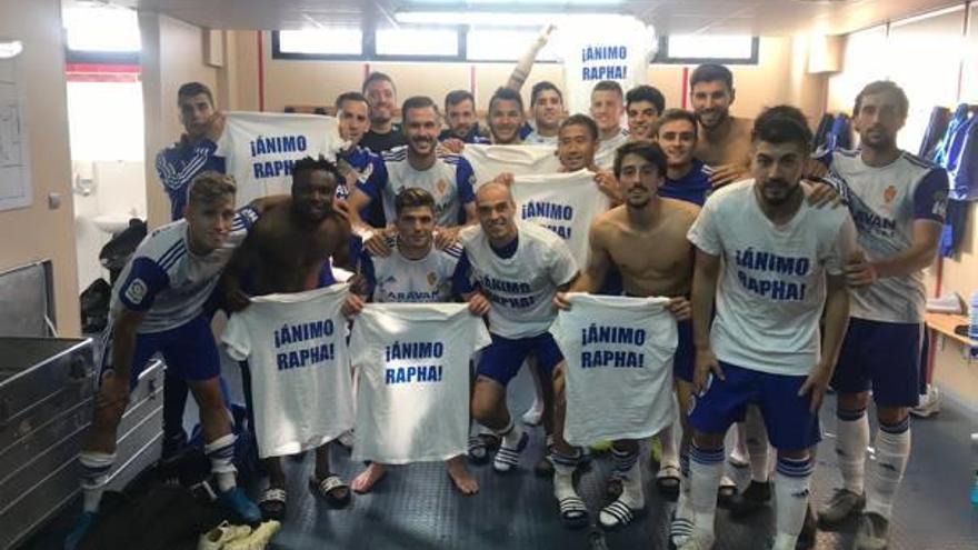 Los jugadores del Zaragoza dedicaron su victoria en Soria a Dwamena con camisetas de ánimo.