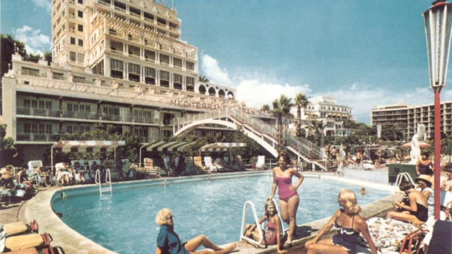 FOTOS: Así eran la piscina y el puente del antiguo Hotel Mediterráneo, que ahora desaparecen