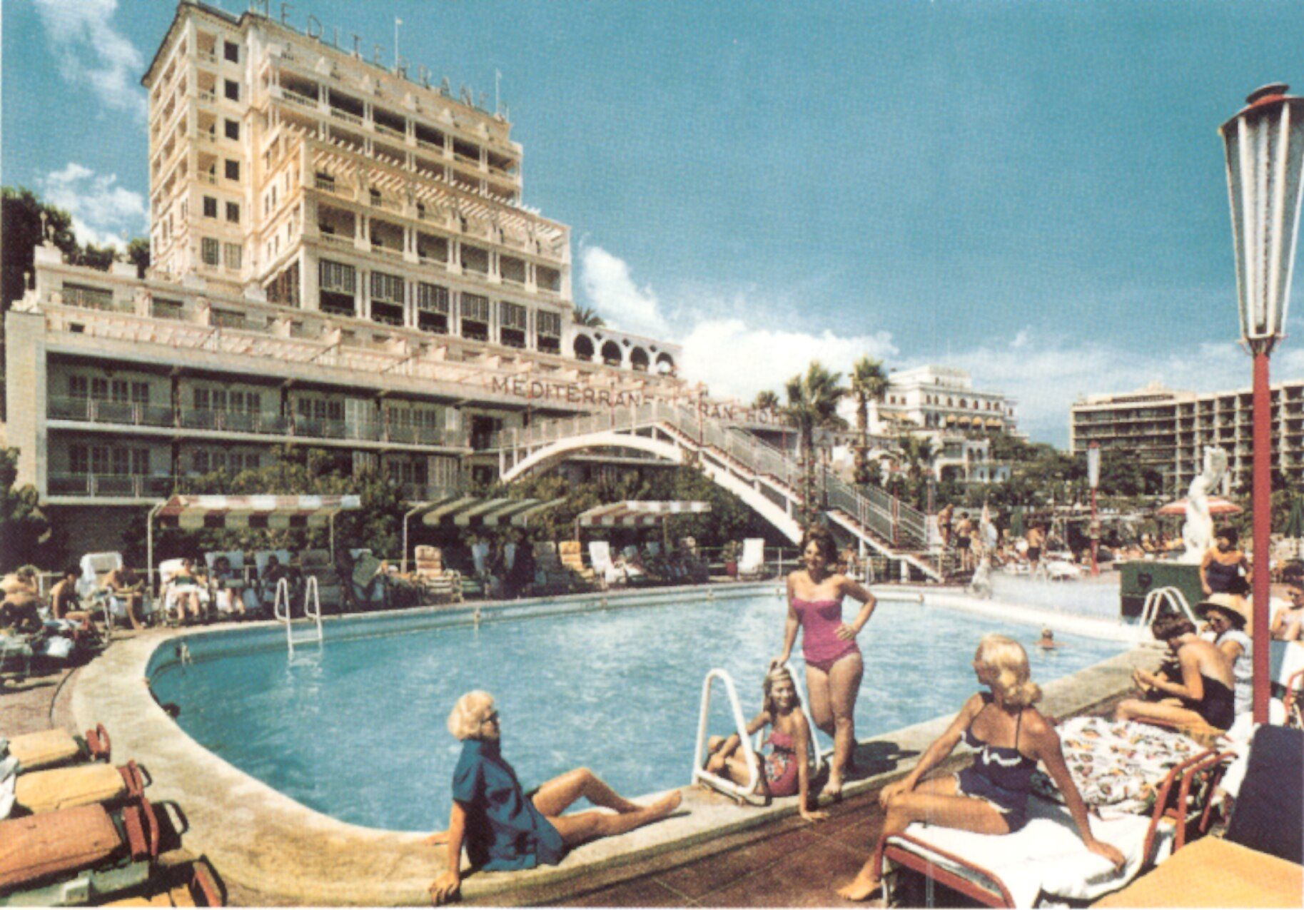 FOTOS: Así eran la piscina y el puente del antiguo Hotel Mediterráneo, que ahora desaparecen